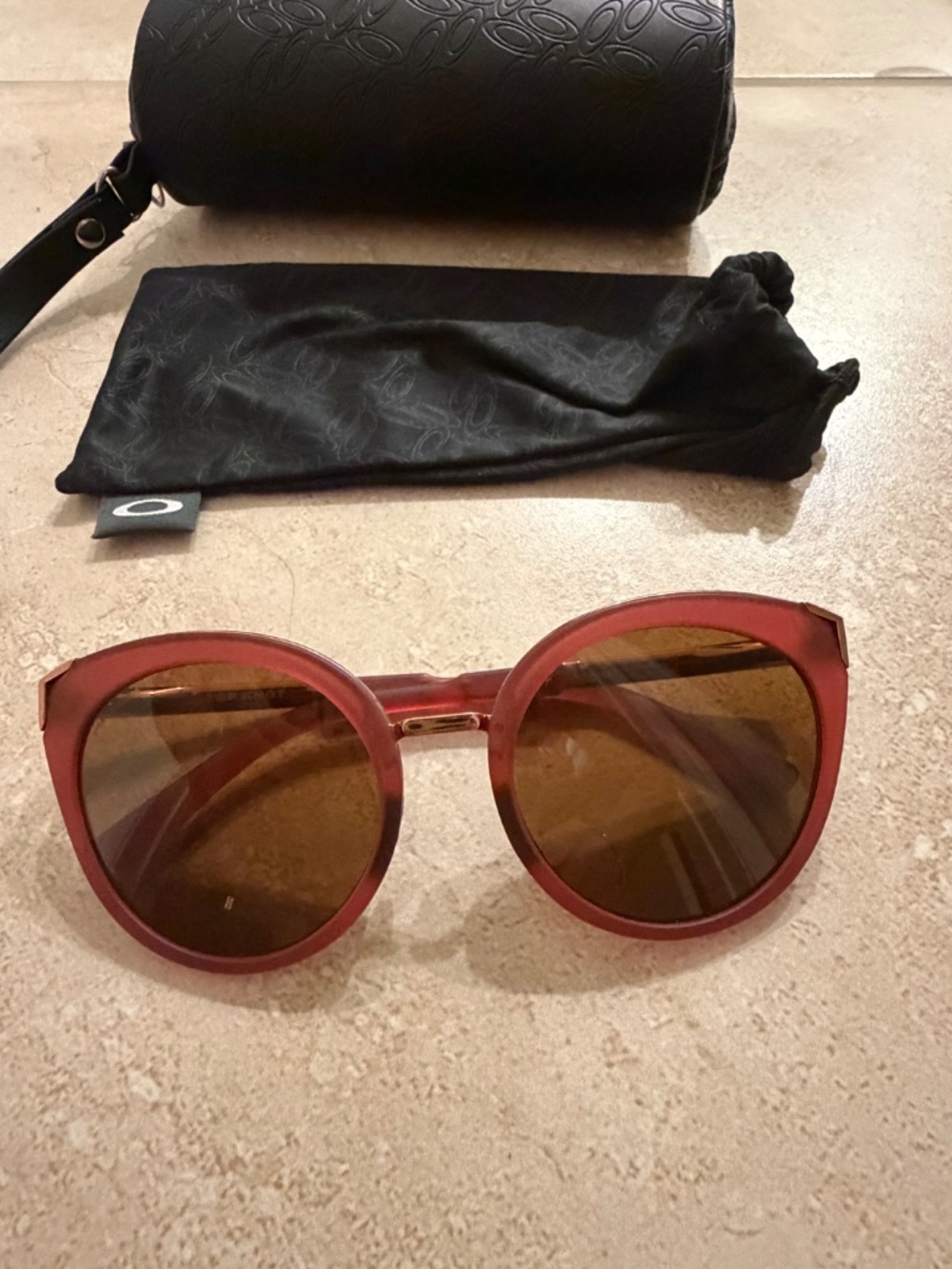 Oakley - Picture 3 of 3
